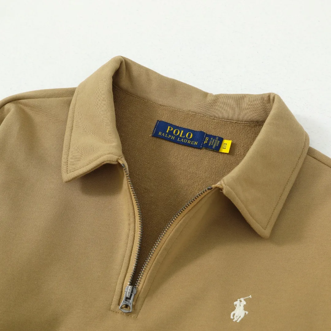 P260 #R99 Ralph Lauren pony logo eight-color half-zip lapel sweatshirt. Wear three times in one suit, easy to switch styles: Fully stand-up collar mode: crisp lapel three-dimensional windproof, taking into account warmth and cool lines, full of coolness ▫️Half-open lazy mode: slightly exposed collarbone, relaxed and comfortable | Pair with a shirt or high collar to show the intellectual atmosphere ▫️Full-open V-neck mode: Visually extends the neck-shoulder ratio | Stacking is more layered, hiding the flesh and making it look slimmer, making it easy to wear with a sense of luxury. Genderless design, shared wardrobe concept: White is gentle and elegant | Black is cool and slimming | Both colors can be used to create a couple CP look. 8 colors are available in the full line | From classic to soft | Meet all daily and occasion dressing needs Quality is reflected in the details: Micro-label logo embroidery | Loose but not procrastinating tailoring | High-grade fabrics ensure a comfortable fit. Easily manage various scenarios such as workplace commuting, weekend leisure, and date travel, effortless chic is the definition of effortless chic.  Color: Black White Navy Mint Green Khaki Pink Yellow Army Green Size: S M L